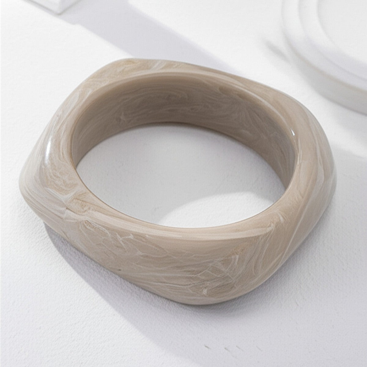Bracelet Large en Résine Acrylique Multicolore – Style Tendance