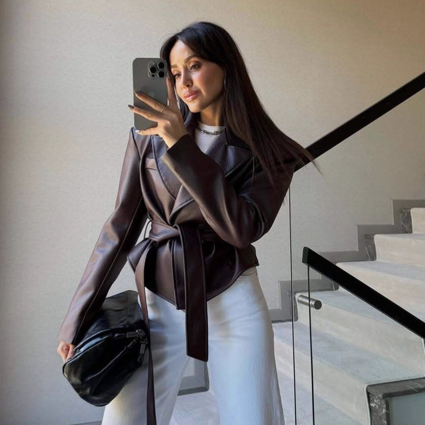 Blouson cuir femme – Style biker avec détails à lanières, look cool